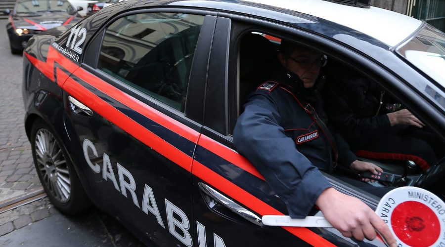 Fiumefreddo, botte e minacce ai genitori per estorcere soldi: arrestato dai Carabinieri