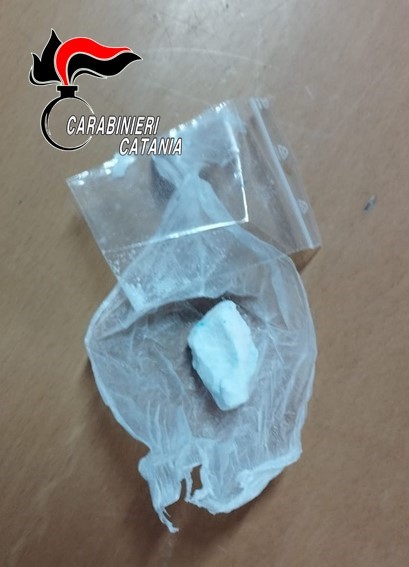 Beccati con la pietra di “coca”: arrestati due fratelli