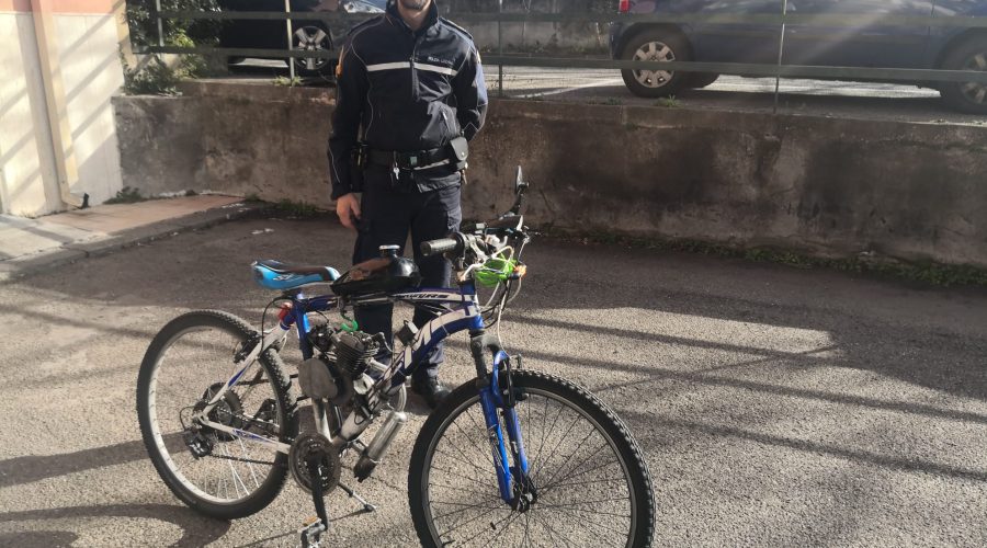 Acireale, Polizia locale sequestra bici con motore a scoppio