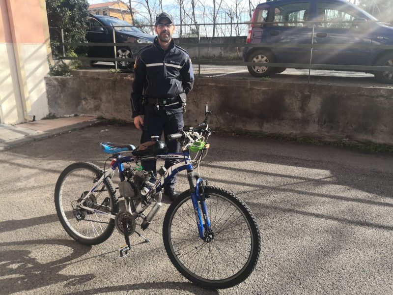 Acireale, Polizia locale sequestra bici con motore a scoppio