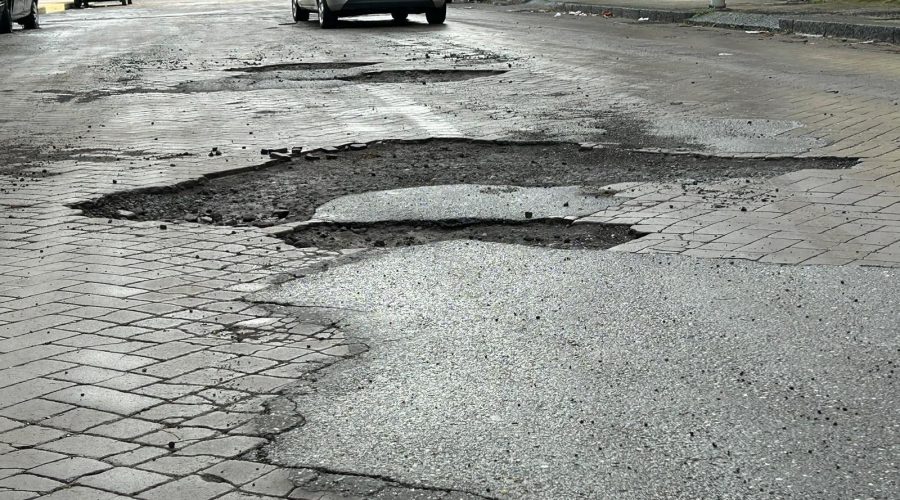 Giarre con le strade ancora martoriate. Il maltempo “allarga” le buche