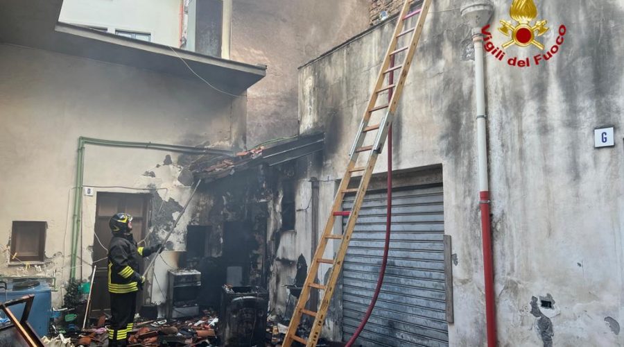 Vigili del Fuoco intervengono per un incendio abitazione in via del Gargano
