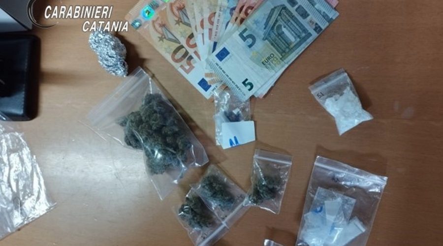 Il “reddito” non basta e quindi si dà allo spaccio: arrestato