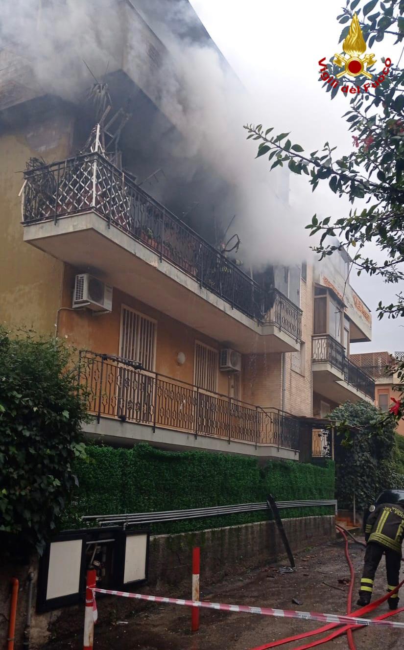 Catania, divampa incendio in uno stabile di via Vasta. Rinvenuto un cadavere carbonizzato VIDEO