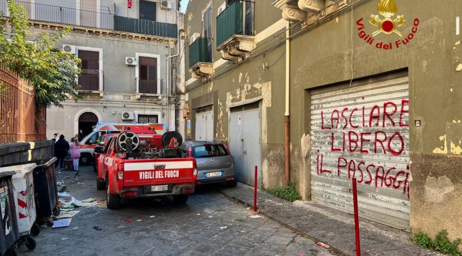 Crolla a Catania il solaio di un edifidio di via Merlo: ferita una donna