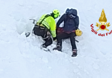Escursionisti soccorsi sull'Etna da elicottero dei Vigili del Fuoco