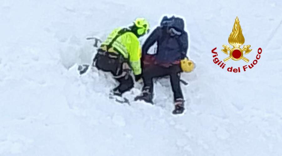 Escursionisti soccorsi sull’Etna da elicottero dei Vigili del Fuoco