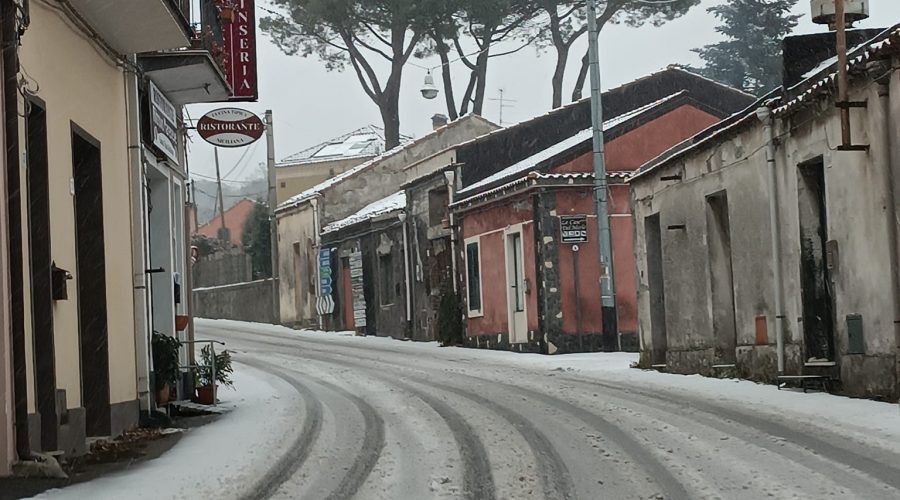 Allerta rossa: soliti allagamenti a Giarre. Milo e Fornazzo “invase” dalla neve