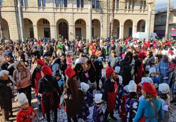 Carnevale a Riposto, al via con la colorata sfilata degli studenti