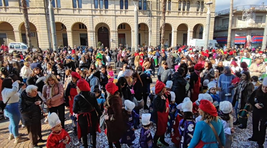 Carnevale a Riposto, al via con la colorata sfilata degli studenti