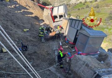 Mineo, recuperate dai Vvff le casse funebri dopo il crollo nel cimitero