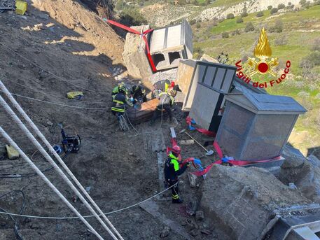 Mineo, recuperate dai Vvff le casse funebri dopo il crollo nel cimitero