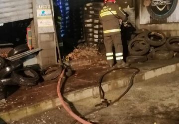 Villaggio Sant'Agata, divampa incendio in una officina. Indagini in corso