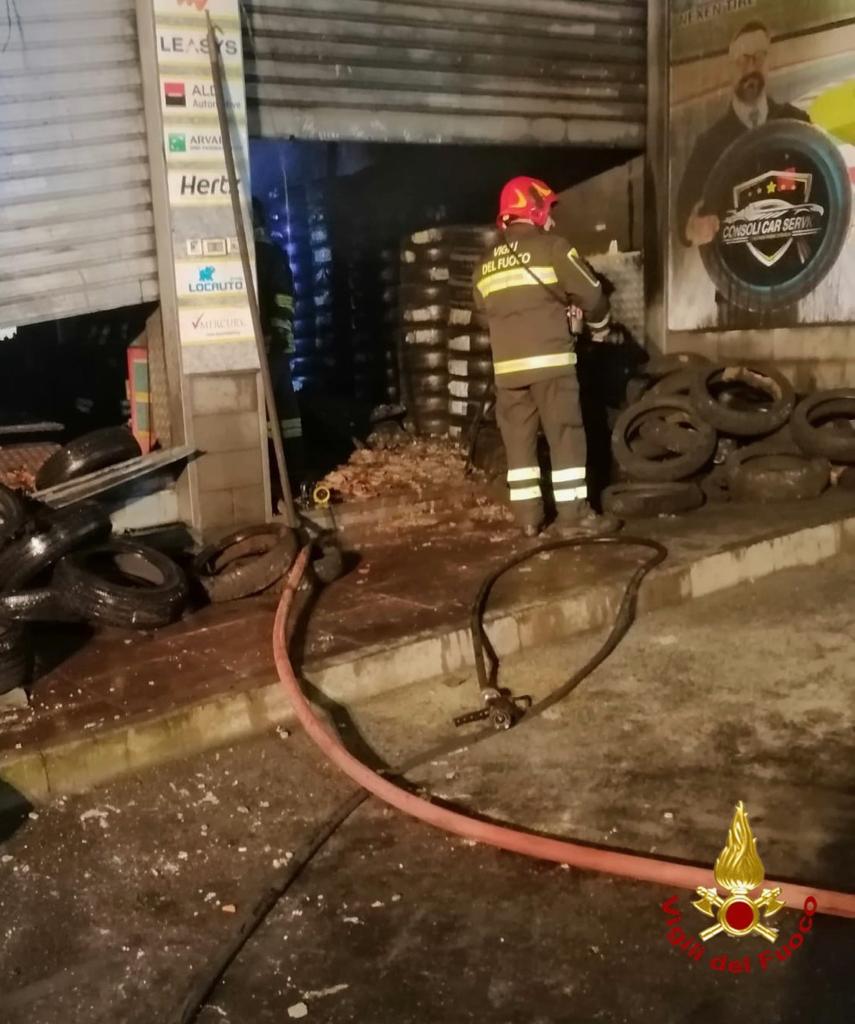 Villaggio Sant’Agata, divampa incendio in una officina. Indagini in corso