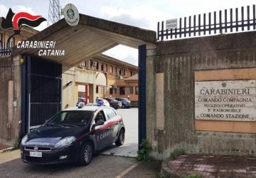 Minaccia e picchia i genitori ultra ottantenni: in manette 50enne