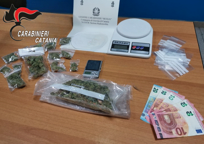 Faceva la spola per prendere la “roba”: pusher arrestato