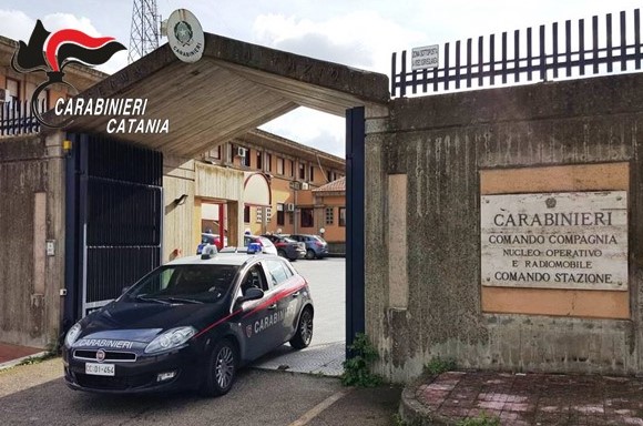 Minaccia e picchia i genitori ultra ottantenni: in manette 50enne