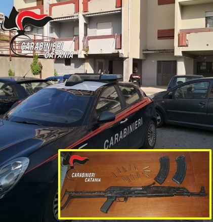 Non solo spaccio ma anche un Kalashnikov: arrestato
