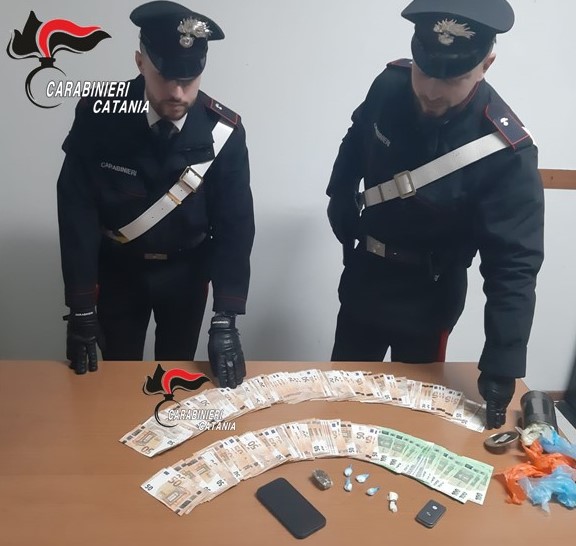 Droga e soldi in casa: arrestato