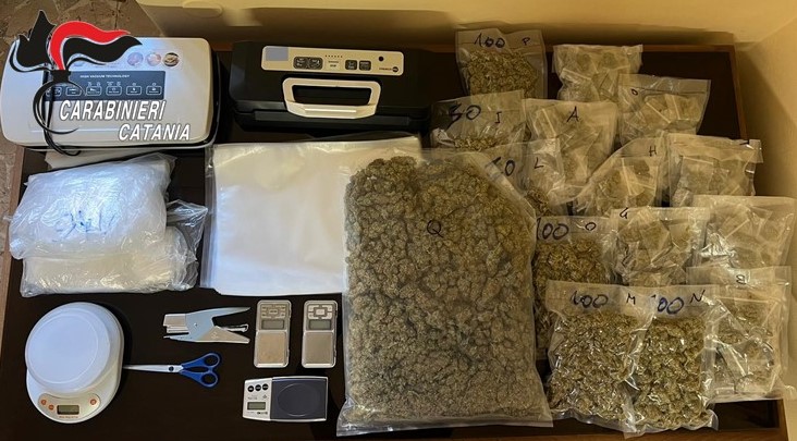 Aveva 2,3 kg di marijuana in casa: arrestato un 55enne dai Carabinieri
