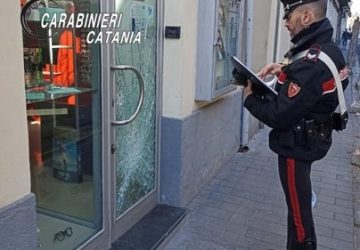 Beccati mentre sfondano la vetrata di un negozio: un arresto