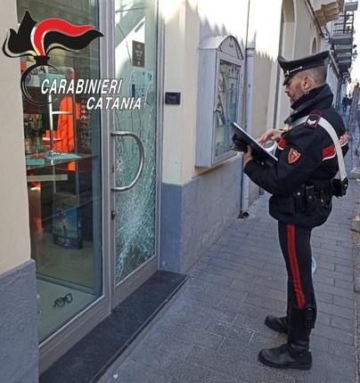 Beccati mentre sfondano la vetrata di un negozio: un arresto