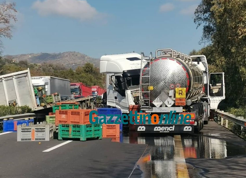 A18, grave incidente tra Giarre e Fiumefreddo: in collisione due Tir. Intervento dell’elisoccorso