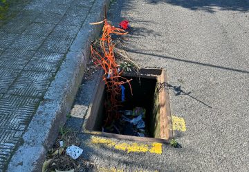 Giarre, sul viale Federico II di Svevia da mesi mancano le coperture dei tombini