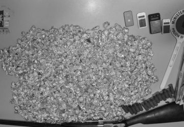 Beccato con 600 dosi di marijuana e un fucile: in manette 22enne