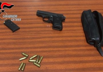 Aveva &ldquo;trovato&rdquo; una pistola nella spazzatura: arrestato