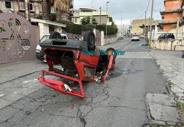 Giarre, rapina una stazione di servizio, fugge e si ribalta con l'auto in via Settembrini