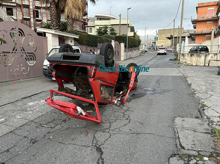 Giarre, rapina una stazione di servizio, fugge e si ribalta con l’auto in via Settembrini