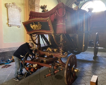 Sant’Agata, ultimi ritocchi alle carrozze del Senato per la sfilata di domani