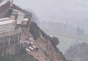 Smottamento nel cimitero di Mineo, coinvolti loculi e bare