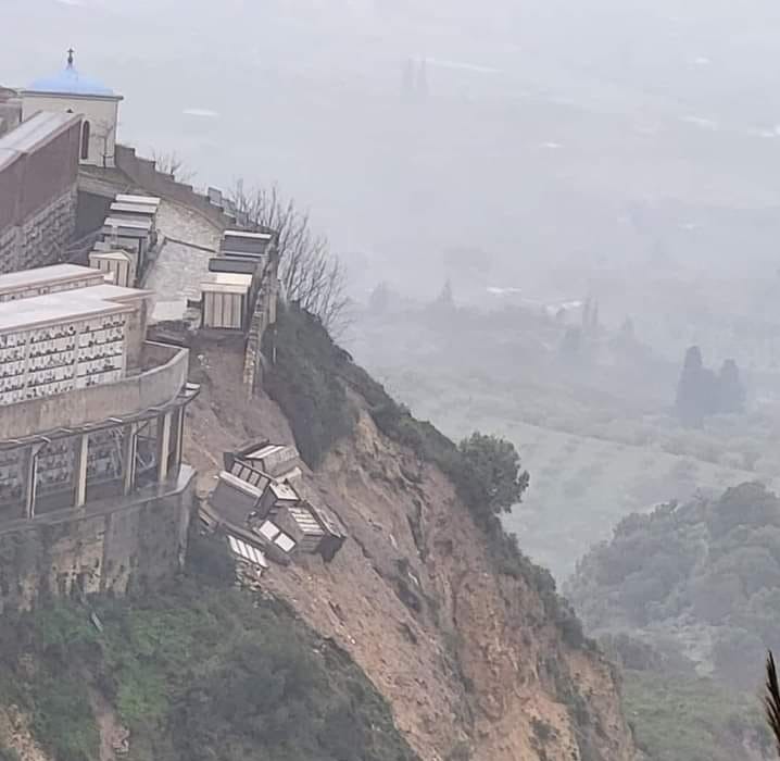 Smottamento nel cimitero di Mineo, coinvolti loculi e bare