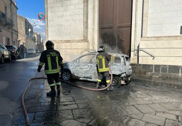 Riposto, incendio auto in via Cavour