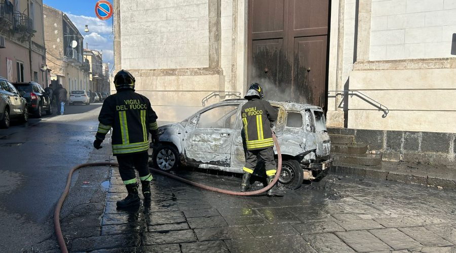 Riposto, incendio auto in via Cavour