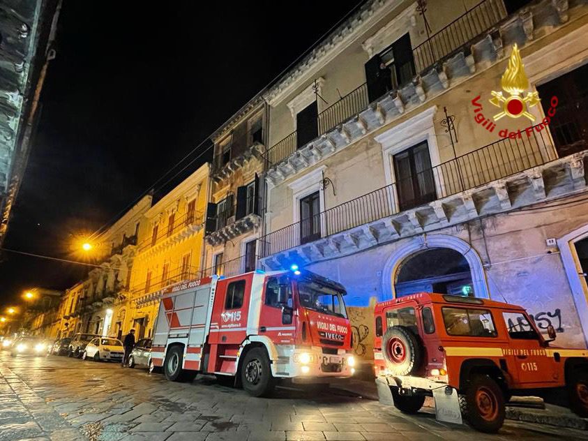 Acireale, a fuoco appartamento al terzo piano