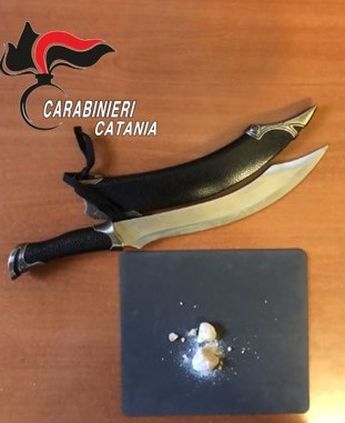 Gli trovano la droga in tasca ed un mega pugnale a casa: arrestato