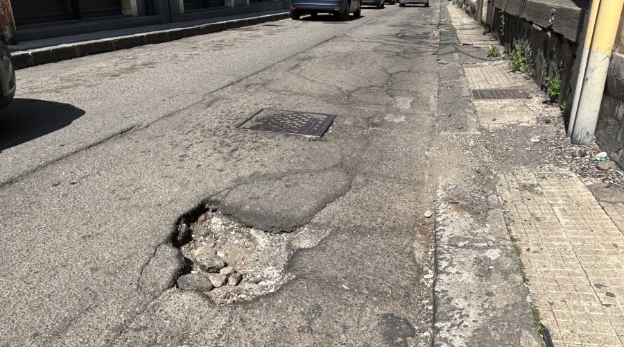 Giarre, dopo le incompiute il record nazionale delle buche