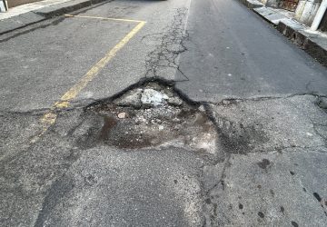 Giarre, riecco le buche e i pali divelti. Allarme anche sul corso Messina