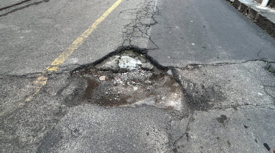 Giarre, riecco le buche e i pali divelti. Allarme anche sul corso Messina