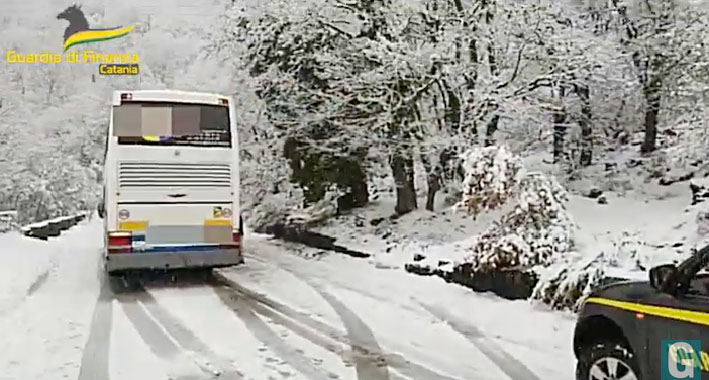 Autobus con 50 passeggeri bloccato sull’Etna per la neve soccorso dai militari del Sagf VIDEO