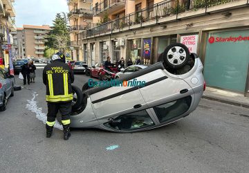 Giarre, auto si ribalta in via Massimo D'Azeglio