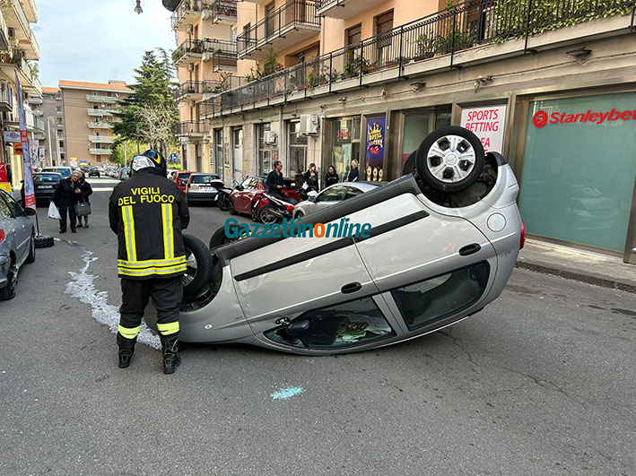Giarre, auto si ribalta in via Massimo D’Azeglio