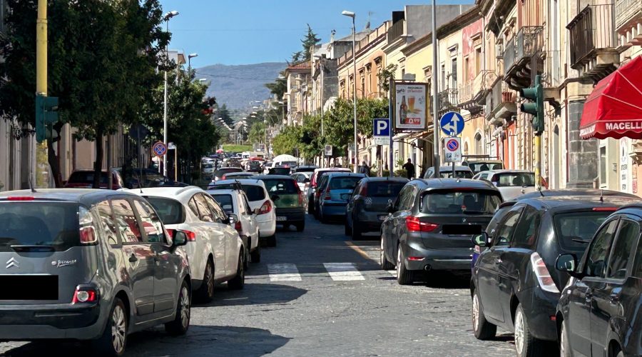 Giarre, Vigili urbani spariti dal centro storico? In piazza Alessi, intanto, regna l’anarchia