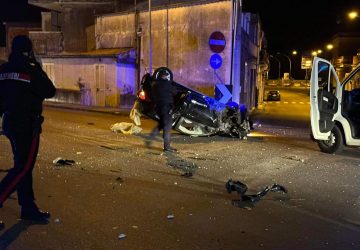 Giarre, auto fuori controllo si ribalta in via Finocchiaro Aprile