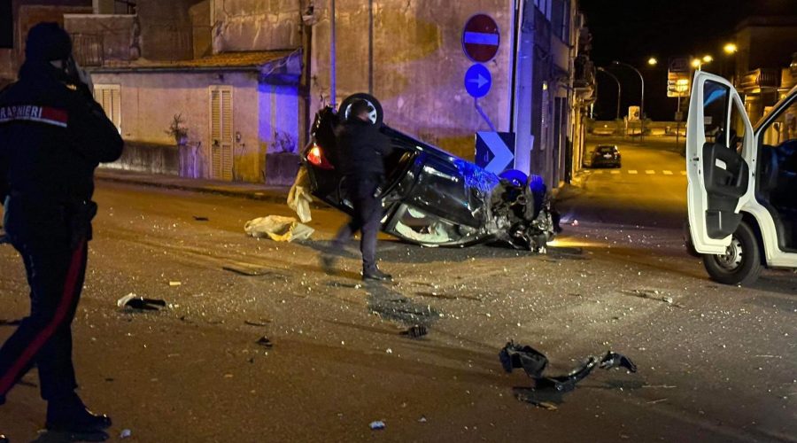 Giarre, auto fuori controllo si ribalta in via Finocchiaro Aprile