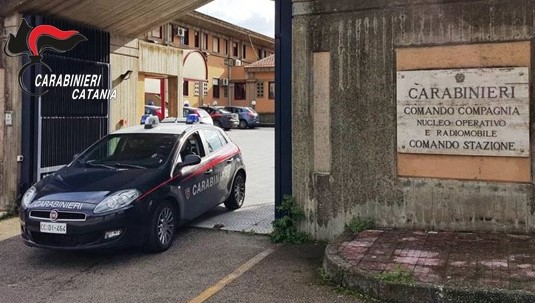 La figlia chiama i Carabinieri: ”papà sta picchiando mamma”