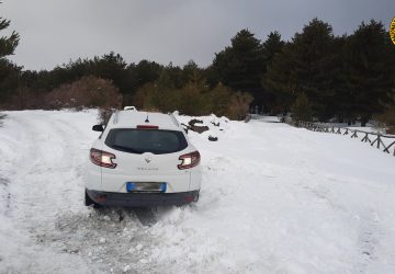 Soccorsa coppia con neonato bloccata dalla neve sul versante sud dell'Etna